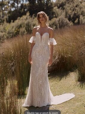 madi lane cayden  Wedding Dress with Plunge Bodice size 12 nwt